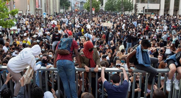 Во Франции вслед за США устроили митинг против полицейского насилия