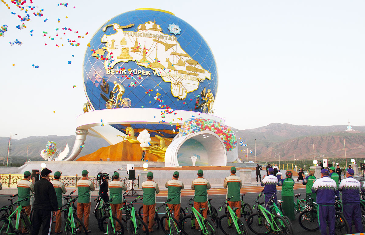 Аркадаг открыл монумент велосипеду