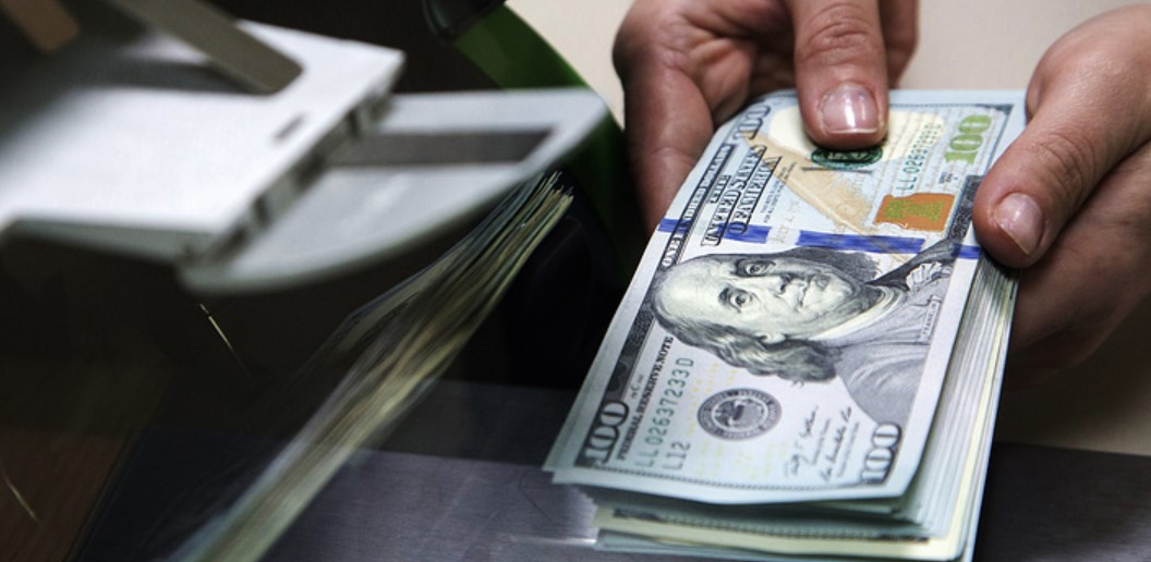 Опубликован курс валюты: доллар не сбавляет обороты 