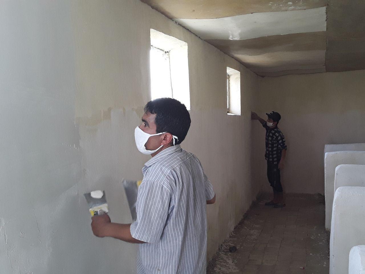 В Самаркандской области чиновник заставил учителей отремонтировать туалеты и был уволен