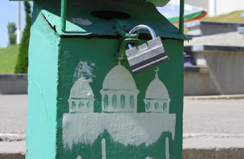 В Андижане подростки попытались украсть деньги из ящика пожертвований при мечети и поплатились