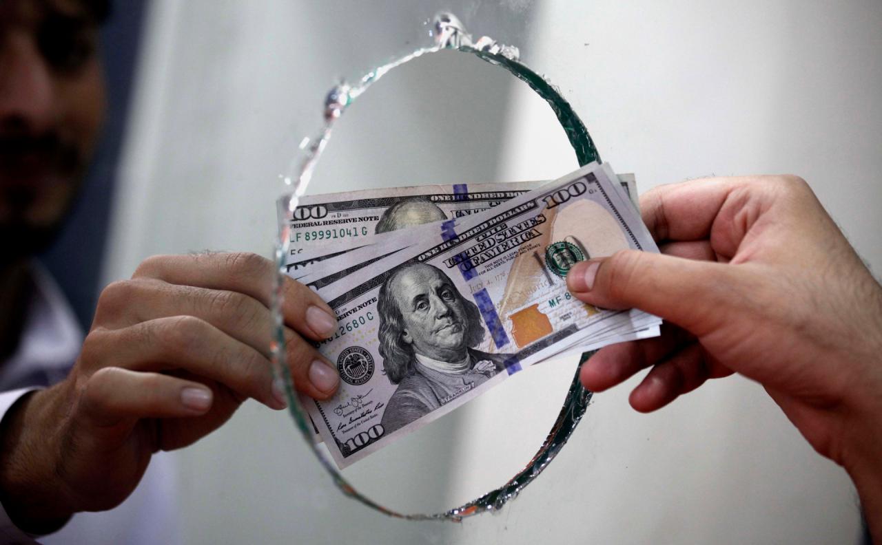 Узбекистанцы стали меньше покупать валюту 