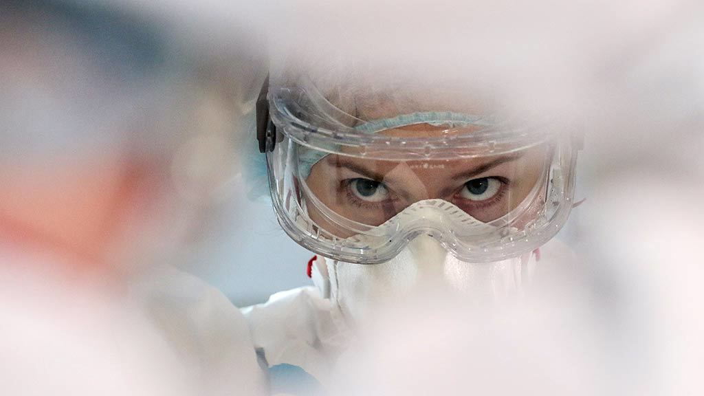 Число случаев заражения коронавирусом в России приблизилось к 585 тысячам