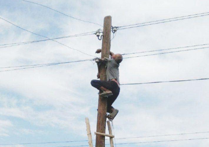 В Хорезмской области мужчина захотел самовольно подключиться к электросети и погиб от удара током