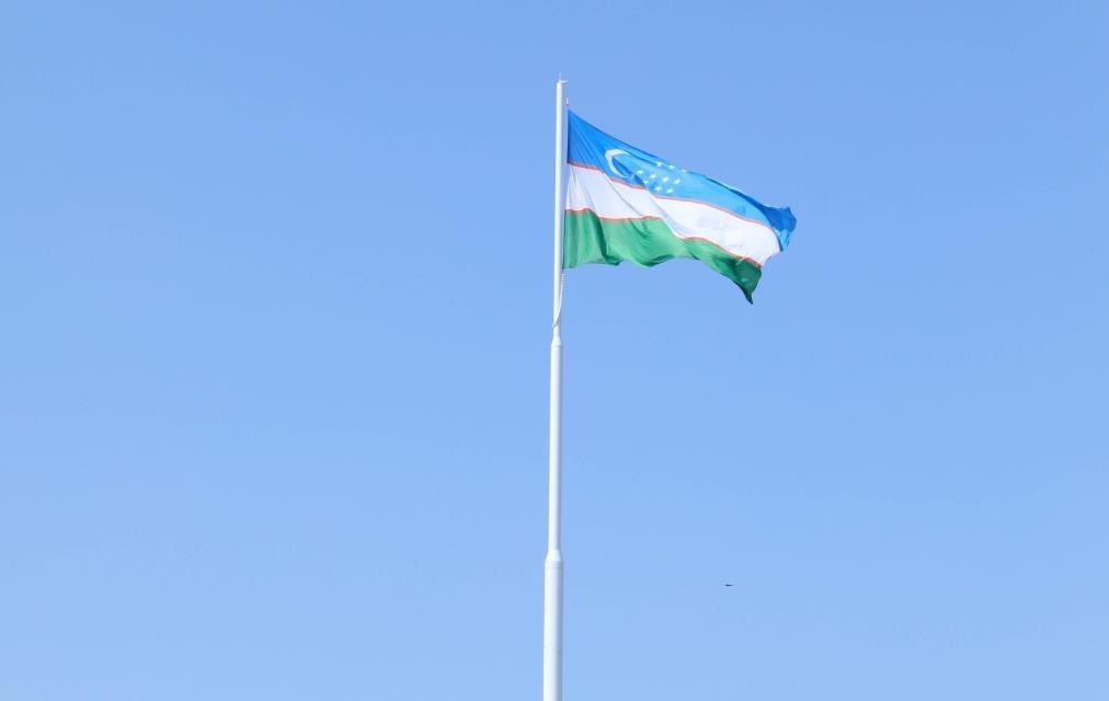 Хокимият Андижанской области объяснился за приспущенный флаг после смерти матери хокима