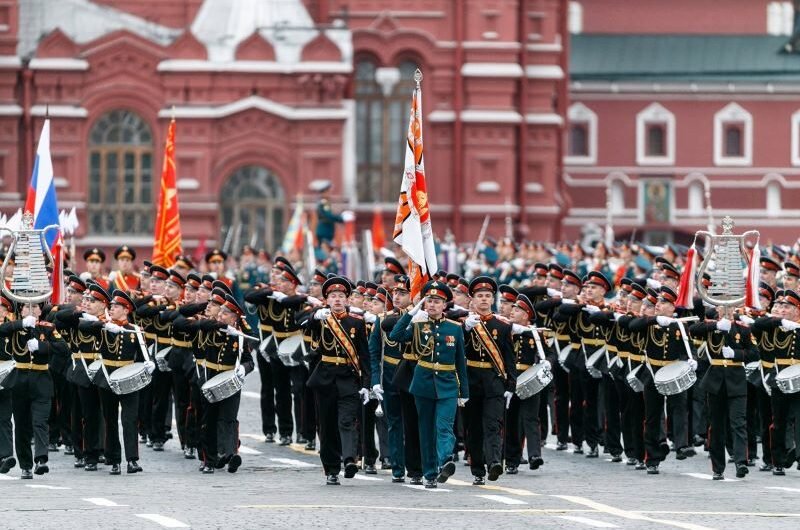 Президент Кыргызстана отсутствовал на параде в Москве — у двоих членов делегации выявили коронавирус