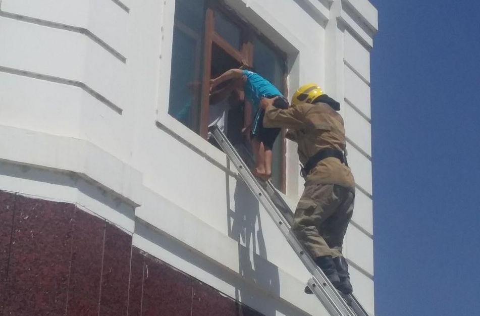 В Гулистане спасатели потушили пожар в учебном центре и спасли более ста учеников