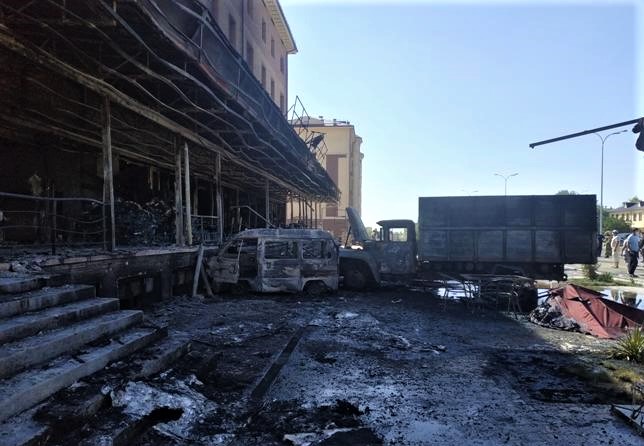 В Ахангаране загоревшийся грузовик врезался в Damas и поджог магазин