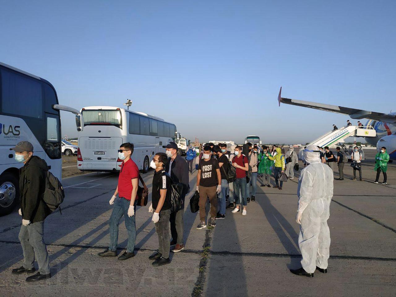 Чартерным авиарейсом из Москвы прибыли сотни студентов в Ташкент
