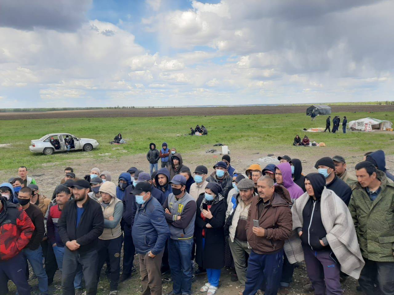 Сотни узбекистанцев вновь скопились на границе России и Казахстана