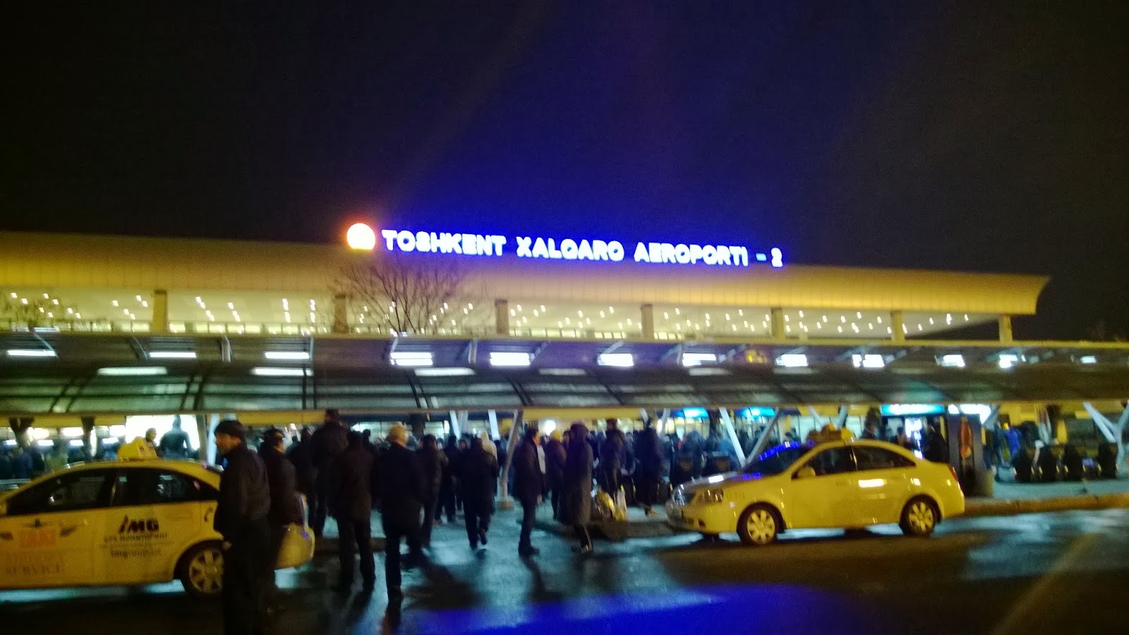 Пора навести порядок: Шавкат Мирзиёев раскритиковал такси и другие недостатки аэропорта 