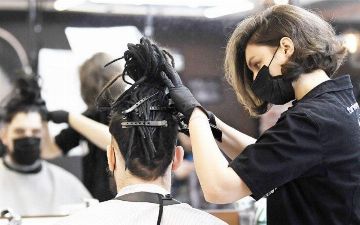 В Узбекистане парикмахерские и салоны красоты снова закрываются на карантин