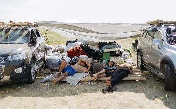 Застрявших на российско-казахской границе узбекистанцев отправят домой на поездах