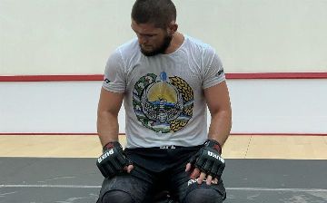 Хабиб Нурмагомедов готовится к следующему бою в UFC в футболке с гербом Узбекистана