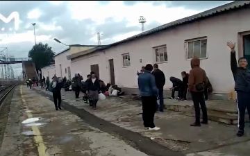 Сотни узбекских мигрантов поселились на российском вокзале и показали лагерь на видео