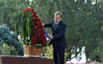 Президент возложил цветы к памятнику Ислама
Каримова