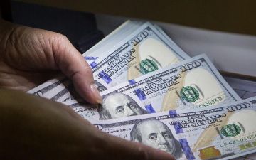 Опубликован курс валюты: доллар растет пятую неделю подряд