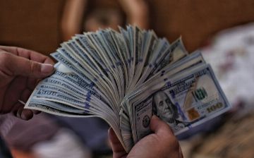 Опубликован курс валюты: доллар растет одиннадцатую неделю подряд 