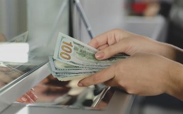 Узбекистанцы стали больше закупаться иностранной валютой 