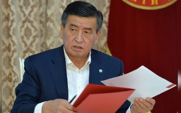 Сооронбай Жээнбеков принял решение уйти с поста президента Кыргызстана 
