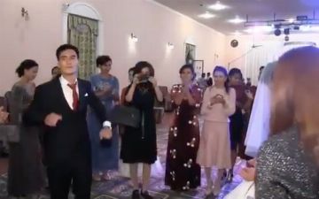 В Узбекистане жених неожиданно решил подраться во время танца с невестой 