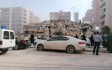 Землетрясение на западе Турции привело к разрушению домов в Измире