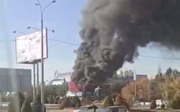 В Ташкенте загорелся магазин на остановке