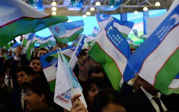 Юксалиш предложил внести поправки в законодательство, чтобы избежать надругательства над национальным флагом