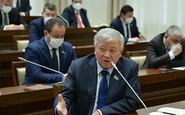 Cенатор Кутбиддин Бурханов жестоко раскритиковал работу замминистра энергетики и заявил, что тот подставляет депутатов перед народом