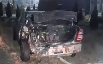 В Сырдарье грузовик ЗИЛ врезался на припаркованный на обочине дороги Cobalt: водитель погиб