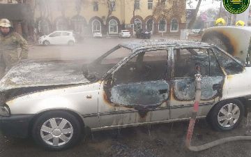 В Ташкенте из-за короткого замыкания сгорел автомобиль