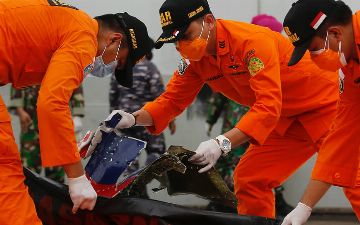 Спасатели в Индонезии на месте крушения Boeing 737 обнаружили обломки и части тел<br>