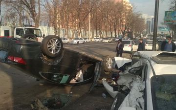 В Ташкенте&nbsp;20-летний водитель Malibu перевернулся в результате столкновения с двумя припаркованными автомобилями Lacetti