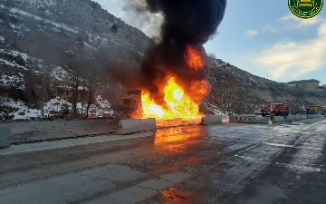 На перевале Камчик загоревшийся грузовик взорвался