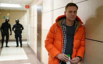 Самолет с Алексеем Навальным совершил посадку в аэропорту Шереметьево