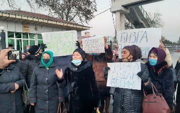 «Дайте нам сырье, мы хотим работать», - работники завода в Фергане вышли на пикет из-за отсутствия работы