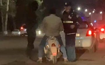 В Ташкенте пьяный водитель пытался сбежать от инспекторов на скутере и получил по лицу