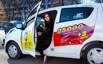 19-летняя выпускница Самаркандского пищевого колледжа выиграла автомобиль Spark, купив маргарин Домашнее Застолье<br>