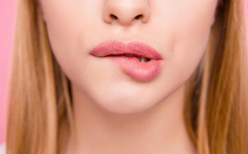 Как справиться с сухостью губ 
