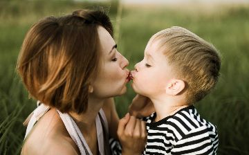 Cексолог рассказала, можно ли целовать детей в губы