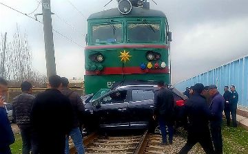 В Ташобласти грузовой поезд столкнулся с автомобилем