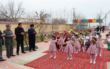 На открытии детского сада дети выступали в лёгкой одежде перед хокимом Шовотского района