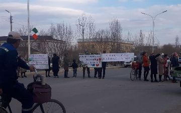 Каракалпакстанские воспитатели детсада перекрыли улицу с требованиями уволить директрису