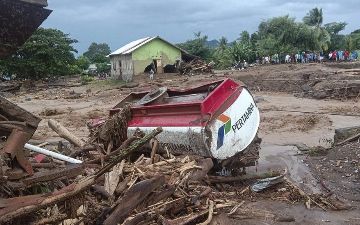Количество жертв из-за наводнений и оползней в Индонезии выросло до 75 человек
