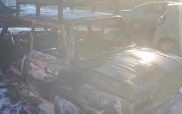 В Ташкенте в результате аварии загорелся «Запорожец»