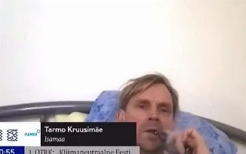 Эстонский депутат попался в ловушку удаленной работы. Он лежал в кровати, курил, слушал музыку — и это видели все