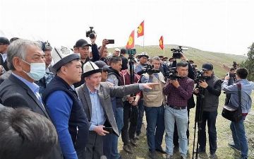 Кыргызстанцы устроили протест из-за передачи 50 гектаров земли Узбекистану 