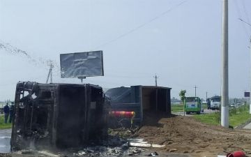 В Ташкенте перевернулся и загорелся грузовик