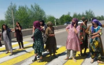 Несколько женщин перекрыли дорогу Карши-Самарканд 