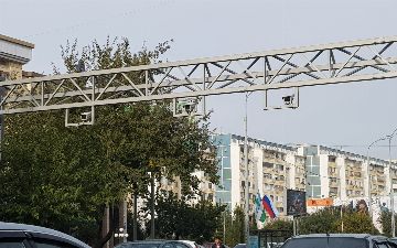 В Ташкенте трое парней обиделись на оштрафовавший их радар и закидали его камнями